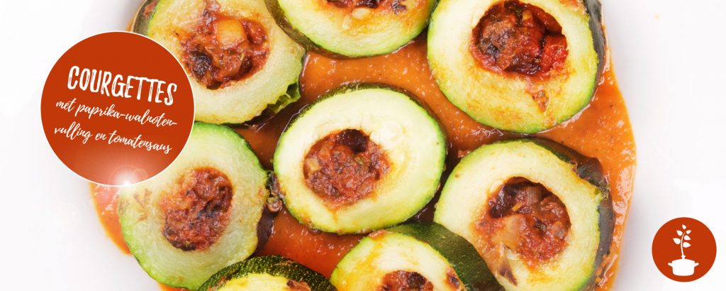 Gevulde courgettes met paprika-walnotenvulling en tomatensaus