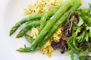 Groene asperges met rijst en tofu