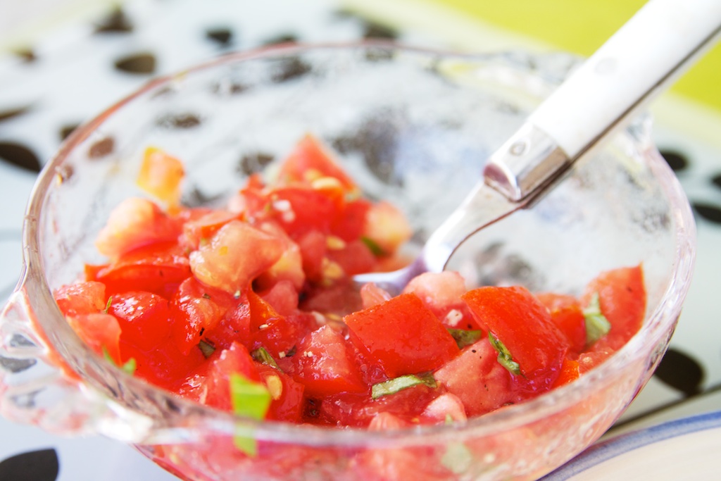 Tomaten-basilicummengsel voor op bruschetta