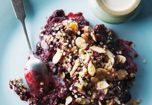 Kruimelgebak met citroen, gember en bosbes uit het boek Quinoarevolutie