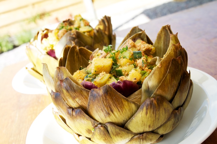Gevulde artisjokken presenteren mooi