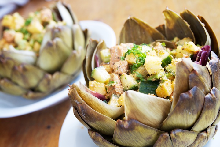 Lekker smullen van gevulde artisjok