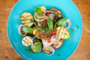 Gegrilde aubergine, courgette met tofu en tapenade