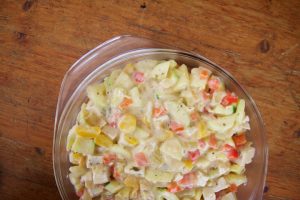 Ovenschotel met paprika, courgette, wortel en vegan kruidenkaassaus