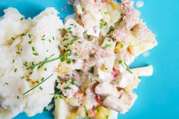 Ovenschotel met paprika, courgette, wortel en vegan kruidenkaassaus met puree