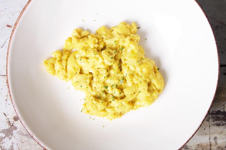 Roerei met V-eggie plantaardige eivervanger