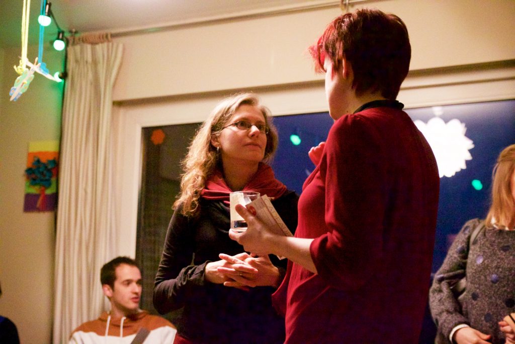 Elke Aerts en Nele op de lezing van Stijn Bruers