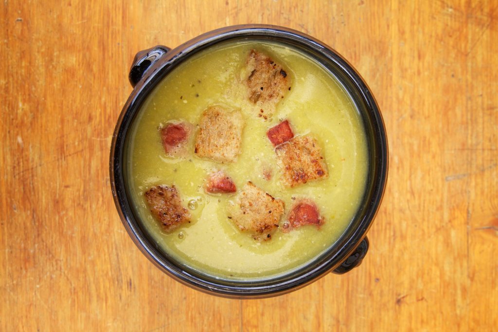 Erwtensoep met korstjes en vegan spekjes