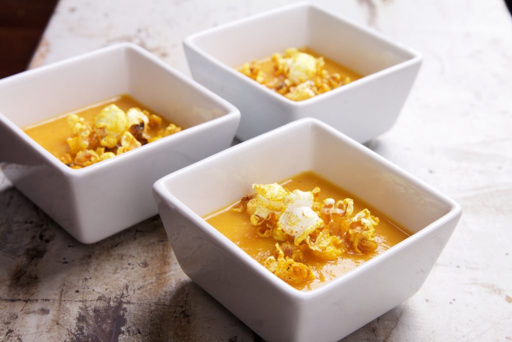 Pompoensoep met kruidige popcorn