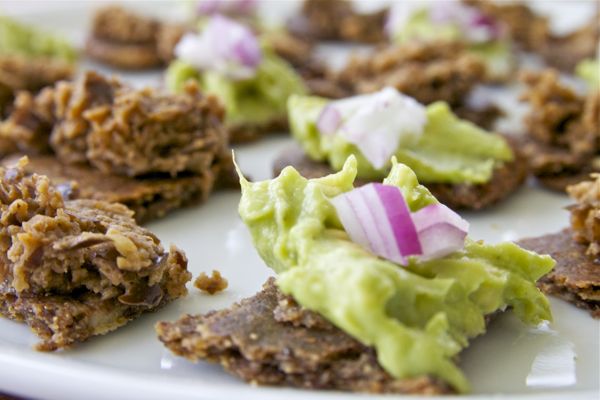 Amandel-lijnzaadcrackers met aubergine kaviaar en guacamole