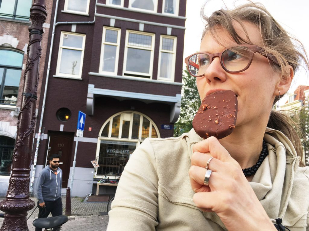 Elke met vegan ijsje van bij Vega-Life Amsterdam