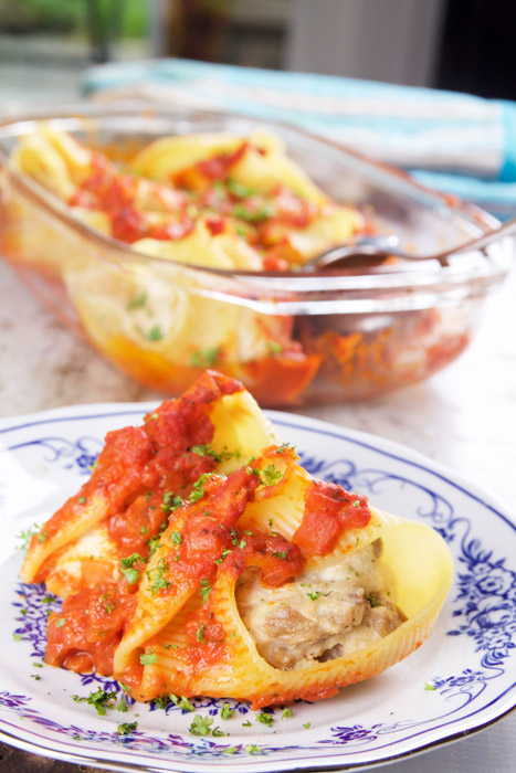 Gevulde pastaschelpen met vegan ricotta, oesterzwam en tomatensaus