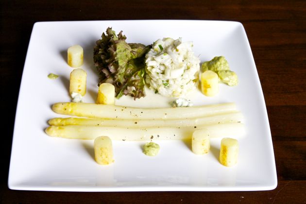 Asperges met witloofsalade en avocado