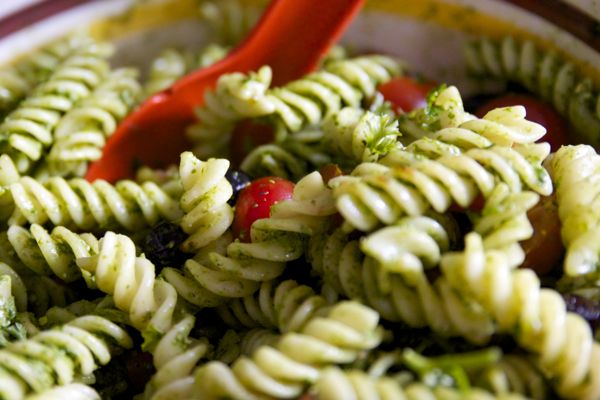 Fusilli met spinazie-basilicumpesto, tomaat en zwarte olijven