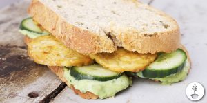 Erwtenspread recept - voor op brood met gebakken tempeh en komkommer