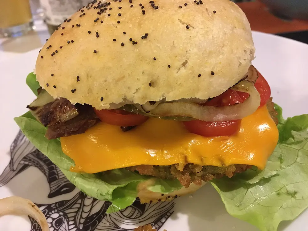 Gegrilde vegan burger met vegan kaas