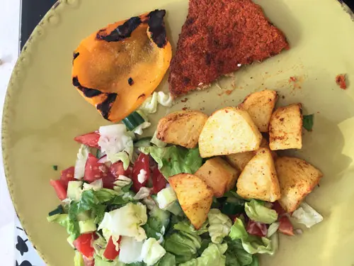 Gegrilde paprika, aardappels en burger samen in de airfryer