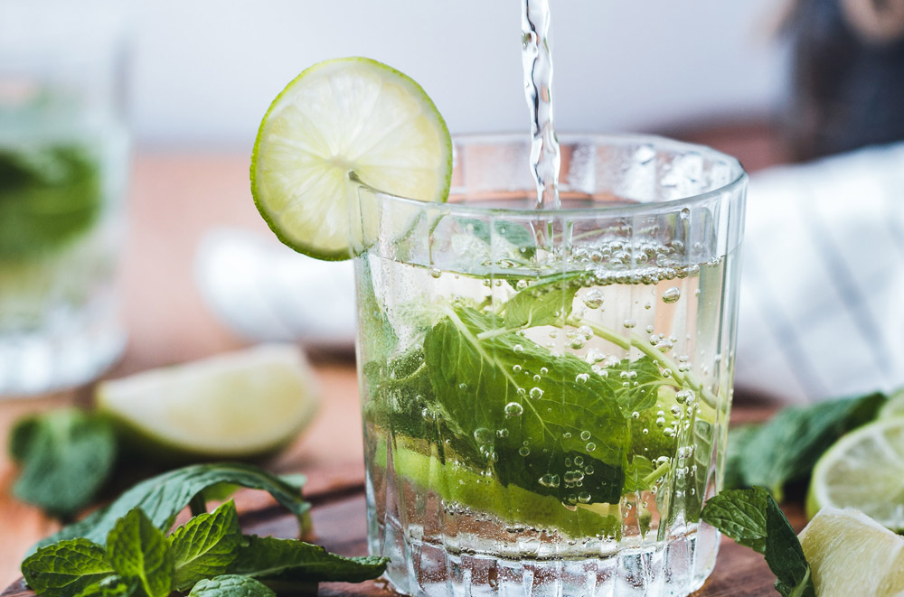 Tip: ontzuren van je lichaam door water te drinken.