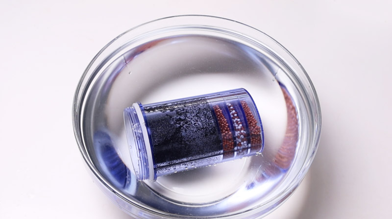 Meerstapsfilter in een kom met water om te weken